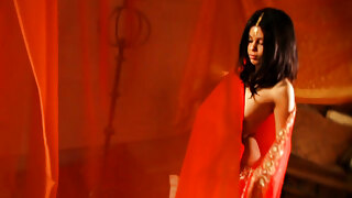 Eine sinnliche Tänzerin wird bei einer heißen Ölmassage in einem von Bollywood inspirierten Video verwöhnt.