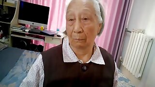 日本人のおばあちゃんが激しいセックスを体験する