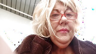 Mature Sicilian woman performs on webcam