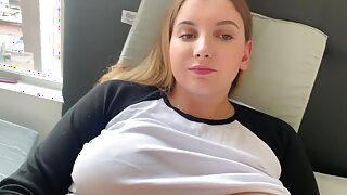 Una ragazza cicciona allatta al seno mentre si masturba sul crack