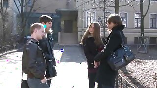 Russische Frauen werden in einem heißen und heißen selbstgemachten Video kinky.