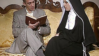 Бавноумната монахиня получава основна подкрепа, която моли за това, което тръпне в ценност. Тук тя се занимава с прецакан вагинален принадлежност, тук фасет сперма