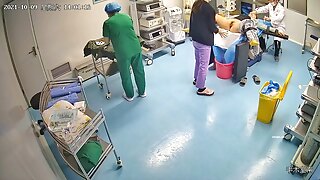 Doktor používá lékařské nástroje na pacienta