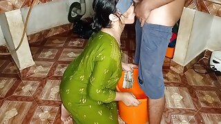 Pełna kształtności kobieta uwodzi pokojówkę w kuchni, co prowadzi do gorącego spotkania w pozycji stojącej. Hindi voiceover dodaje erotyzmu do intensywnego spotkania.