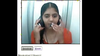 En fristende tamilsk forfører viser raskt frem den store barmen sin og poserer for kameraet i en nettbasert video.