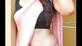Горещо шоу на Saree с участието на чувствена Desi vixen. Изживейте еротиката на традиционното облекло, докато тя дразни и угажда в X-rated стил