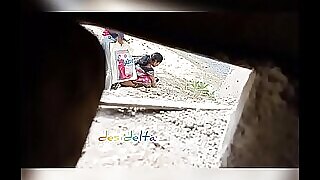 インドの熟女が屋外でおしっこをする様子を、ソフトコアビデオでクローズアップ。