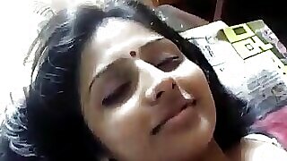 Индийската красавица Моника91 показва уменията си на палава медицинска сестра, отдавайки се на интимни дейности.
