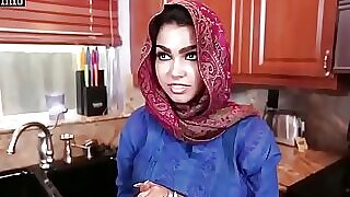 Araba fierbinte hijabi Muslim se răsfăț într-o distracție sălbatică, dezvăluindu-și inhibițiile și îmbrăcămintea, ducând la o întâlnire pasională.