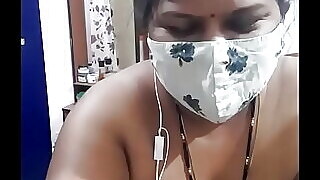 Isteri India menjerit keseronokan di webcam lingerie