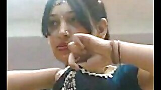 Een jonge, verboden danseres uit Mumbai keert terug in een verleidelijke video van sensuele dans en naakthoudingen.