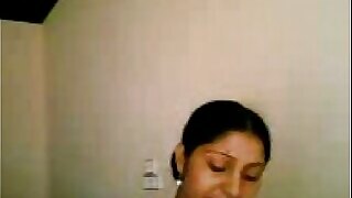 Verführerische Teenagerin Malini zeigt ihre straffen Brüste in einem BH-Entfernungsvideo.