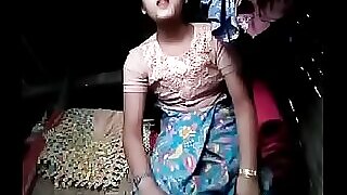 Тамилска любителка демонстрира уменията си в горещо видео