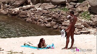 Nudist plajında büyük yarak vahşi bir şekilde koşuyor